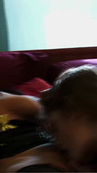 Raylene olizuje kundičku Faye Reagan pro její první lesbický orgasmus