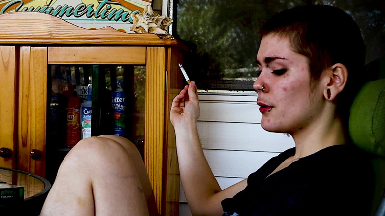Vibra King Video: Gotica rasata fuma all'aperto