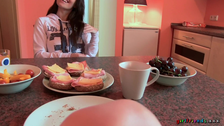Girlfriends XXX: Vriendinnen xxx - haar Britse vriendin een rondleiding geven door haar...