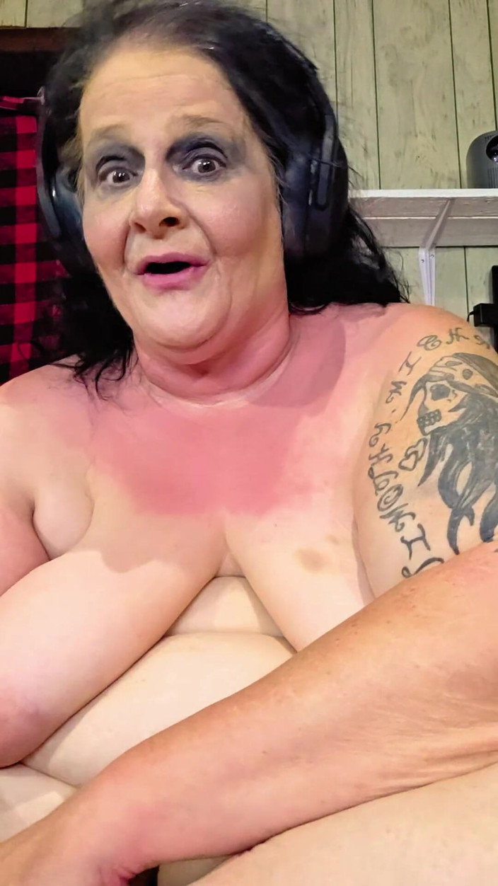 HerculesnVENUS: 窗边的隔壁男孩看到隔壁的妓女在玩弄自己，他会怎么做？