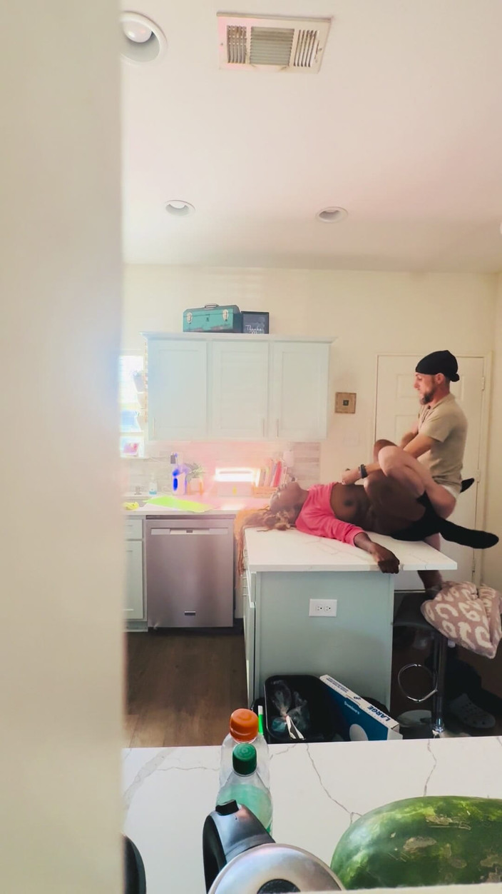 White chocolate: सौतेला बेटे ने अपनी साँवली बड़े स्तनों वाली मम्मी को गोरे पड़ोसी को चोदते हुए पकड़ा।