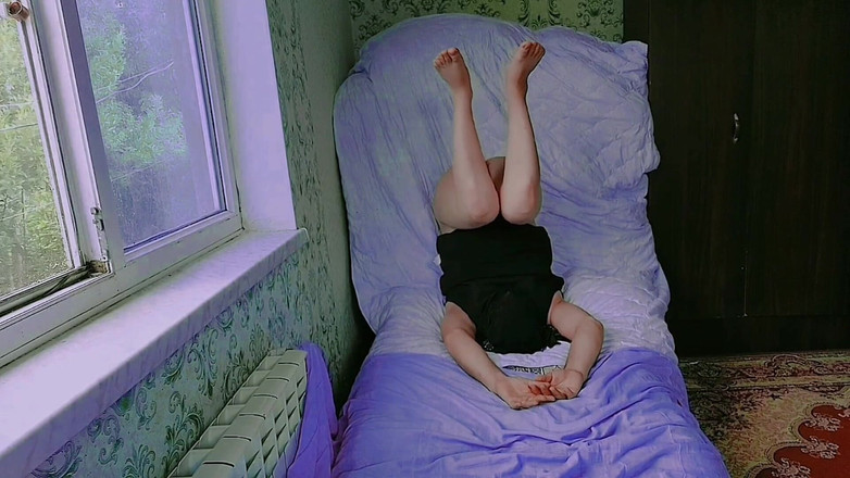 Kitty_Cross: Kendi götüne şaplak atıyor bdsm ateşli ladyboy iri güzel kadın travesti...