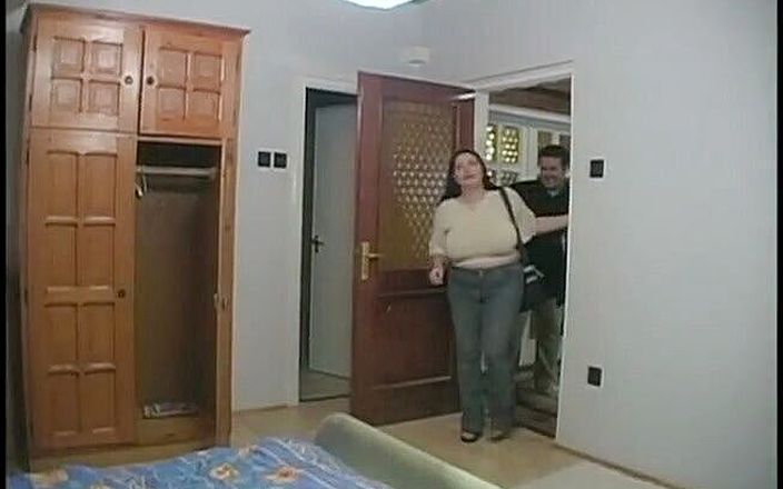Bisexual Illusion: Mascarado fanático fode um casal e fode ambos
