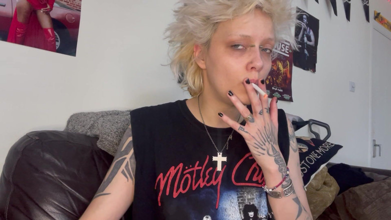 Glitterqueen1999: Leises rauchen, handjob, wichsanleitung, blowjob, spuckt lange zunge
