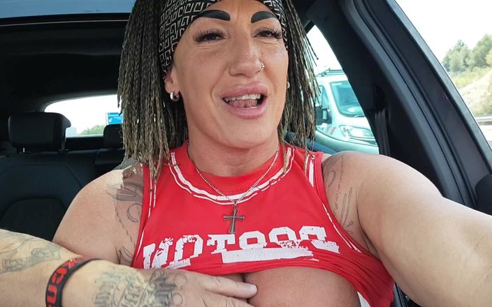 Danaxmuscles: Je sors mes seins et je me baise dans la...