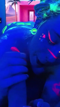 Zabawa w blacklight z Melanie Sugar