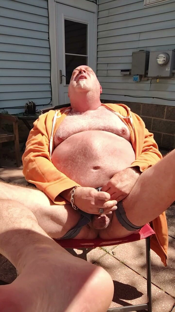 beardaddychub: Short Public Cum!!