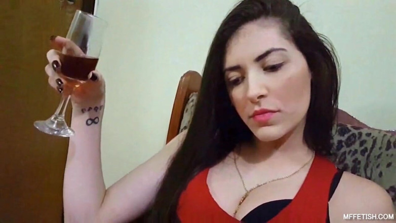 Sapphic Latinas: Let's do a pedicure