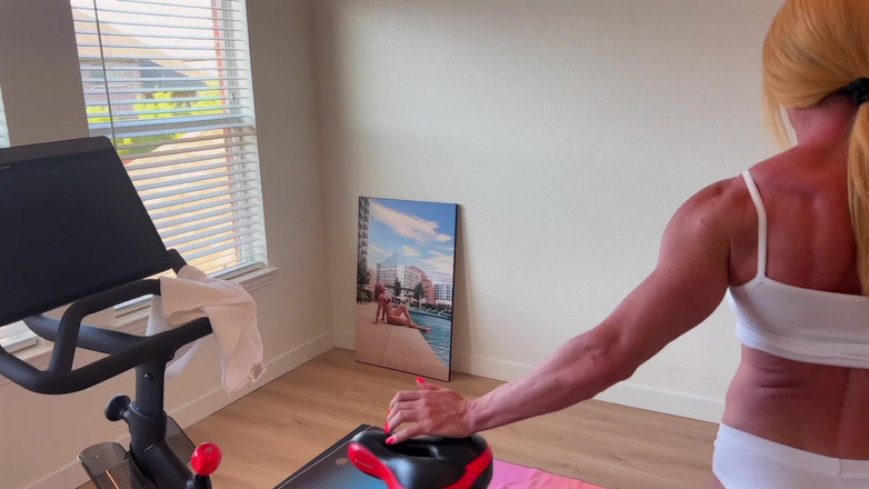 FitwifeJewels: Turun dari Peloton dan Flexing untuk Awak Dalam Bogel