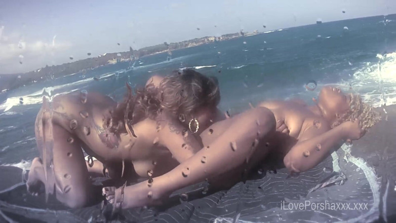 Porsha Carrera XXX: สาวผิวดำสองคนเลียหีกันบนชายหาด