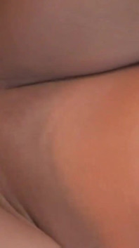 Hete blonde babe met dikke kont geneukt en gemolken op haar kont