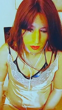 Sıcak Crossdresser: Simli giyinmiş, porno izliyor ve bana dokunuyor