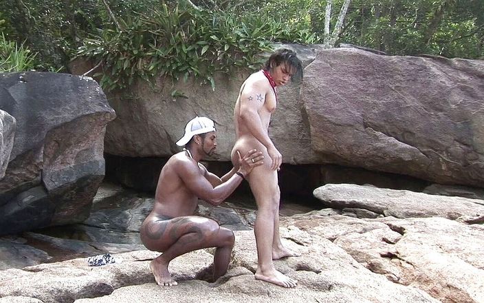 Interracial Bareback Channel: Un músculo latino heterosexual follado a pelo en la playa...