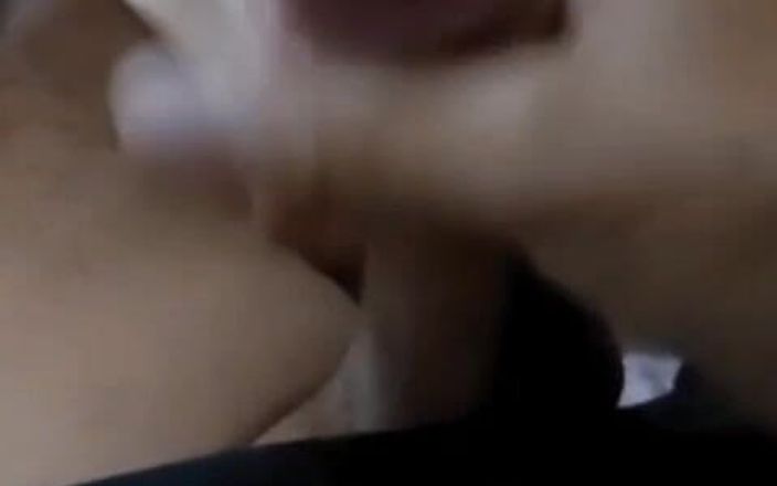 Ladysilvas: Ladysilva caliente masturbación con la mano en la cama