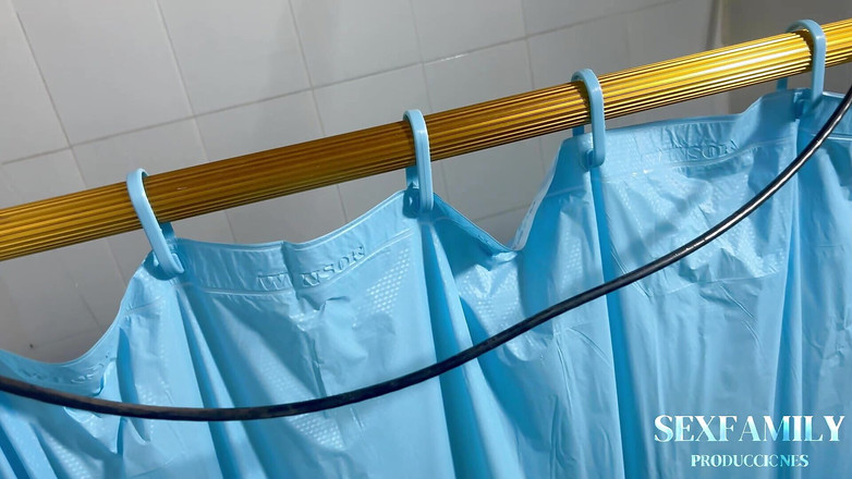 mia_and_cris_fuck: Najdu svou nevlastní sestru ve sprše a jdu ji tvrdě...