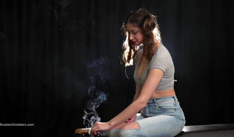 Russian Smokers: La sexy russa siren che fuma una sigaretta stuzzica lentamente