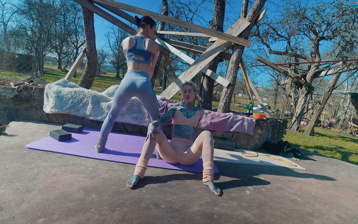 Miss Flora: JOI 与 anuskatzz 德国人在瑜伽紧身裤中伸展