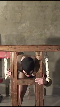 Frottement de la chatte et du cul, jeu de flagellation 1 et 2 sur le dés est le paradis, 3, 4, 5 et 6, c’est l’enfer