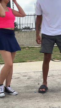 Je rencontre une inconnue dans le parc sur les réseaux sociaux, je la convainc de venir dans mon appartement et finit par lui donner une bonne baise.