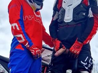 Sneakersmax98: Chicos calientes de Motocross se corren cerca de motocicleta