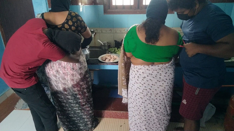 Benita sweety: Cocinando pareja caliente intercambiando