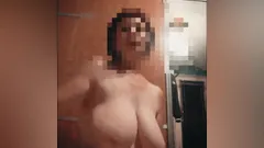 Madre madura de 57 años, muestra sus grandes tetas naturales. casero 038