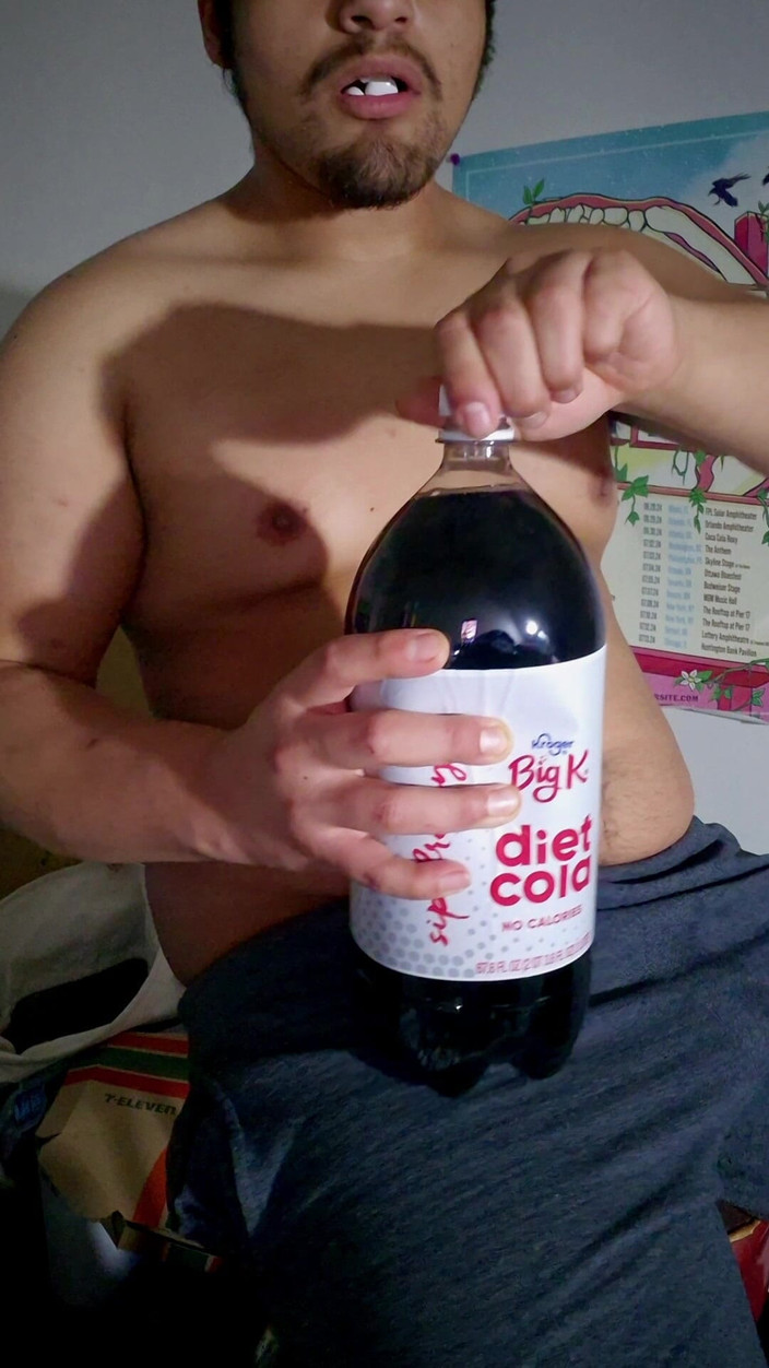 NakyJoss: Hulpeloze oprispingen ex-jock laat gasige balbuik vrij