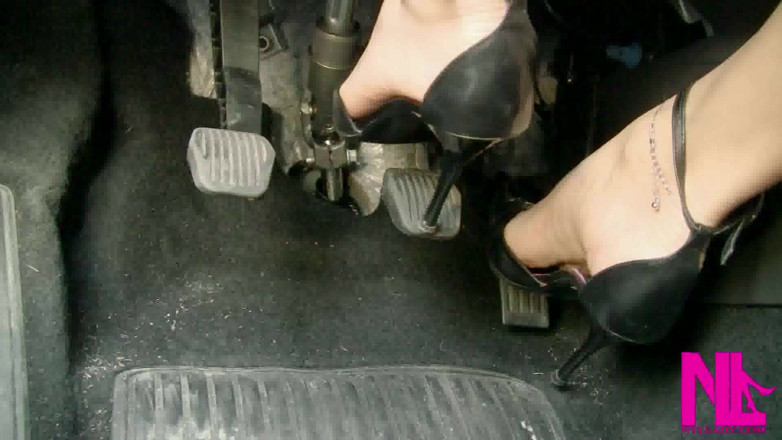 Nyllady: ยั่วยวนยั่วยวนในสิทธิบัตรสีดํารองเท้าส้นสูงบน barefeet