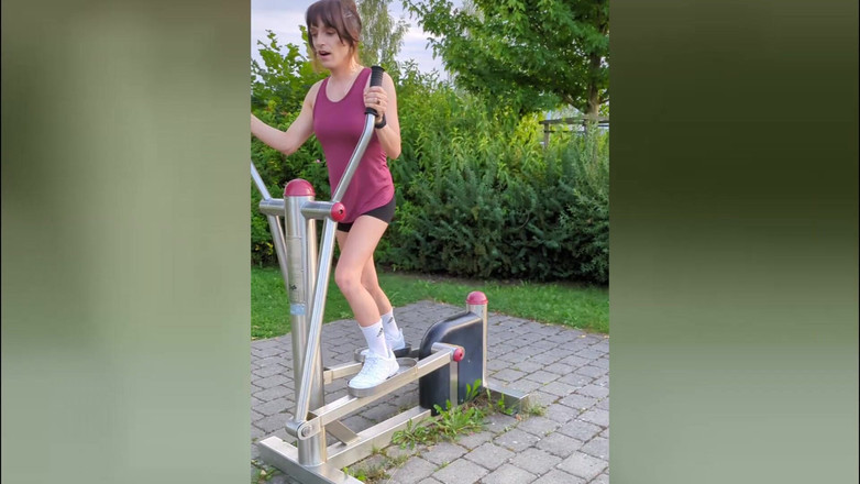 TV_Helena: Göt ve yarak için vibratörle açık havada egzersiz! Travesti dosdoğru şorta...