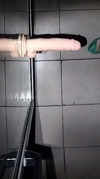 Šukám se s dildom na přísavce na lednici