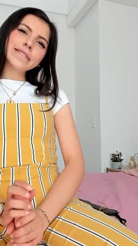 Süße Alice, süße Schlampe mit süßem Gesicht masturbiert deinen Schwanz mit ihren weichen Händen und macht dir einen öligen Fußjob
