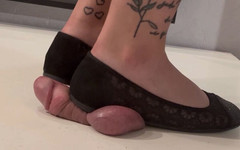 Miss Blackrose: Baleríny mohou tvrdě vymačkat - pošlapání ptáka