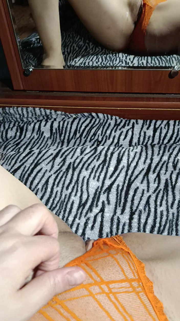 OniSoi: आईने के सामने घर का बना हस्तमैथुन बिना उसकी पैंटी उतारे