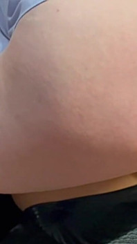 クレイジーワイフスラットはアナルに拳を浴び、次に拳とチンコを同時に受け、口の中で突き、彼女の広いオーに射精する