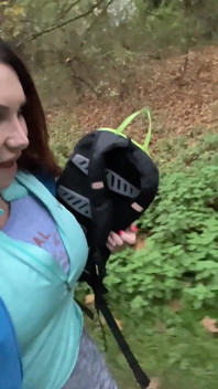 Une chatte poilue en plein air s’exhibe