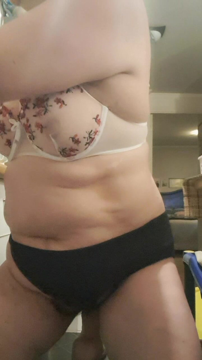 Mommy big hairy pussy: 부엌에서 딜도를 타는 새엄마