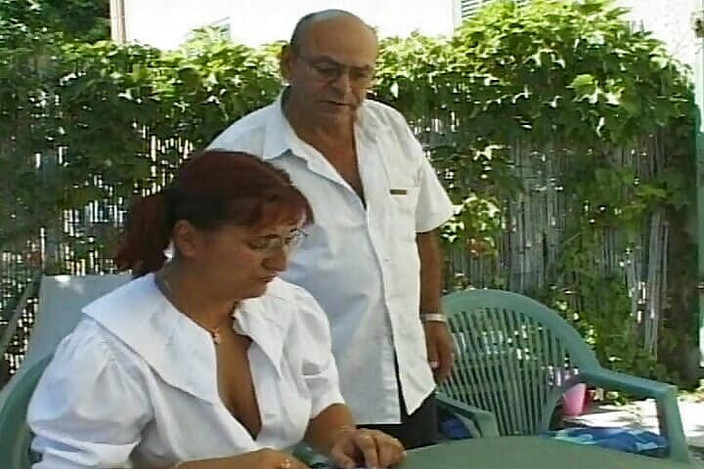 Planete Francaise: Yaşlı Fransız kadın iki olgun yarakla sikiliyor