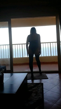 Mamă sexy țâțoasă în lenjerie sexy, ciorapi negri și pantofi cu tocuri înalte