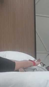 MILF dalam pantyhose dan kasut tumit tinggi, diikat, ditutup mata, disedak dan dikongkek dalam setiap lubang