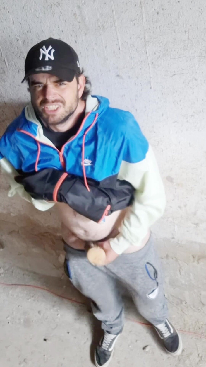 jerkofflover: Em um prédio abandonado onde eu vou para me masturbar