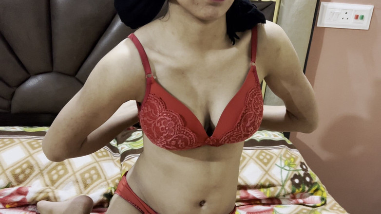 SnowyAir7: Mama vitregă sexy își seduce fiul vitreg