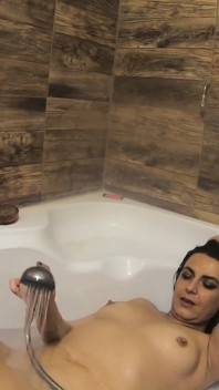 Giochi miLF kinky con orgasmo mega nella vasca da bagno a casa