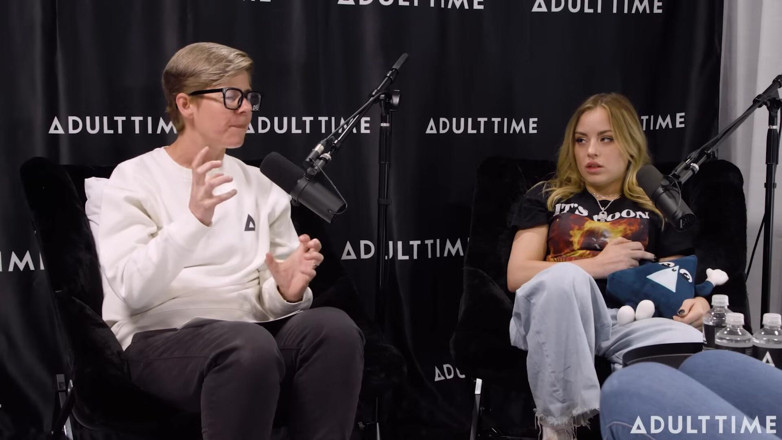 Adult Time Podcast: Gizelle Blanco और Anna Claire Clouds Pheromones, कैंची, और झाड़ी । The Adult Time Podcast