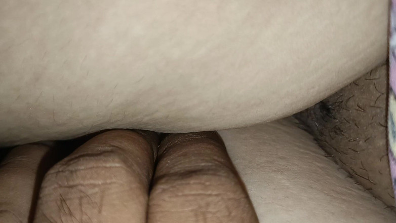 Catchybusty: 她和他的继表妹在床上做爱