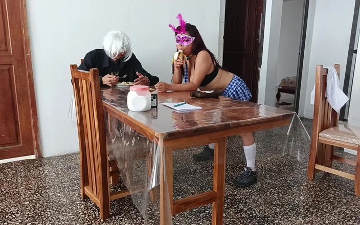 Goky: Cewek sange ini lagi asik ngentot memeknya di atas meja...