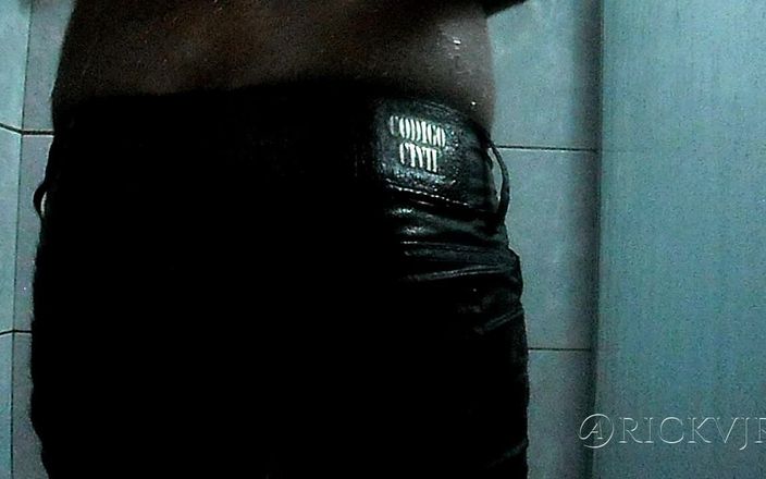 Rickvjr: Twerking dans la salle de bain « noir sous la douche »