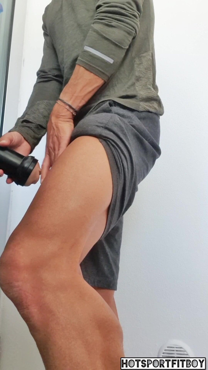 Hotsportfitboy: Thủ dâm qua cửa sổ mạo hiểm dẫn đến một lần...