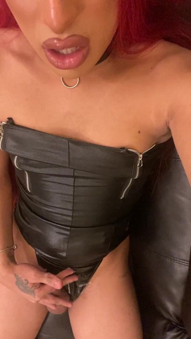 Lottie: Trans/trans si masturba e sborra con chiacchiere sporche