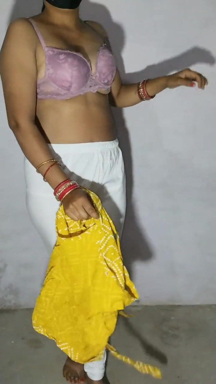 Divyax: Parte 2 jovens peitos apertados bhabhi brincando com si mesmo
