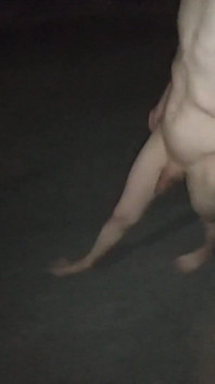 Saindo da casa totalmente nua e indo para uma caminhada em público